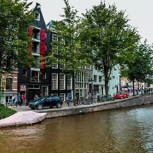 Downtown Canal View Hostel